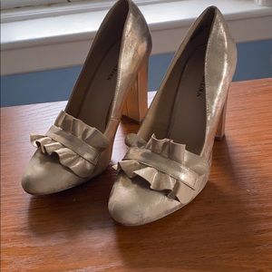 Just fabulous gold shimmer pumps